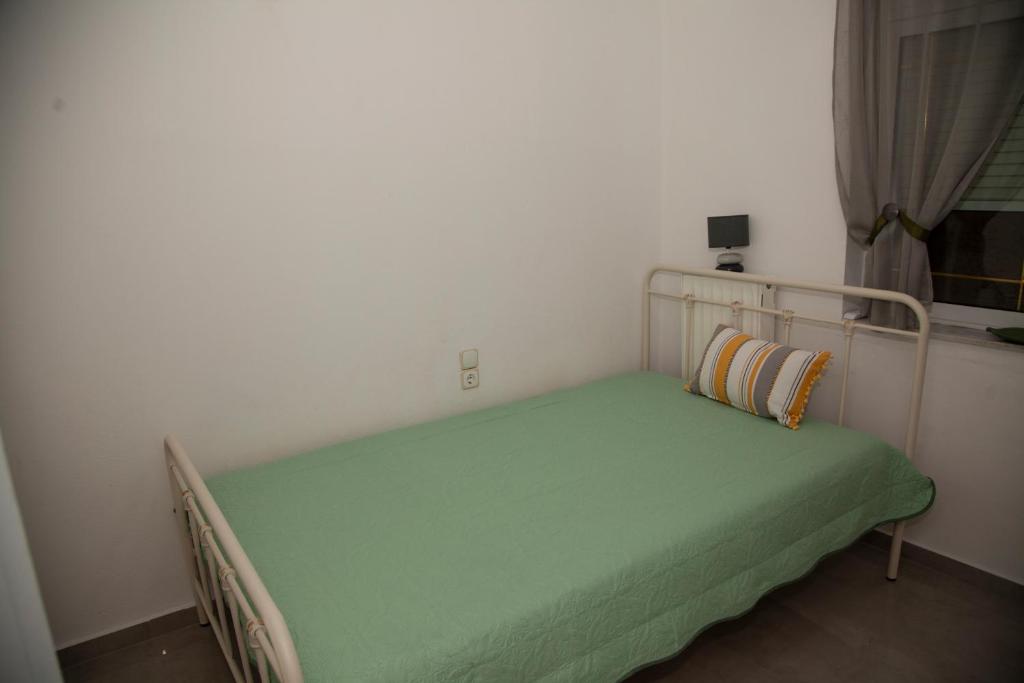 A bed or beds in a room at Meraki Beautiful apartment near the sea