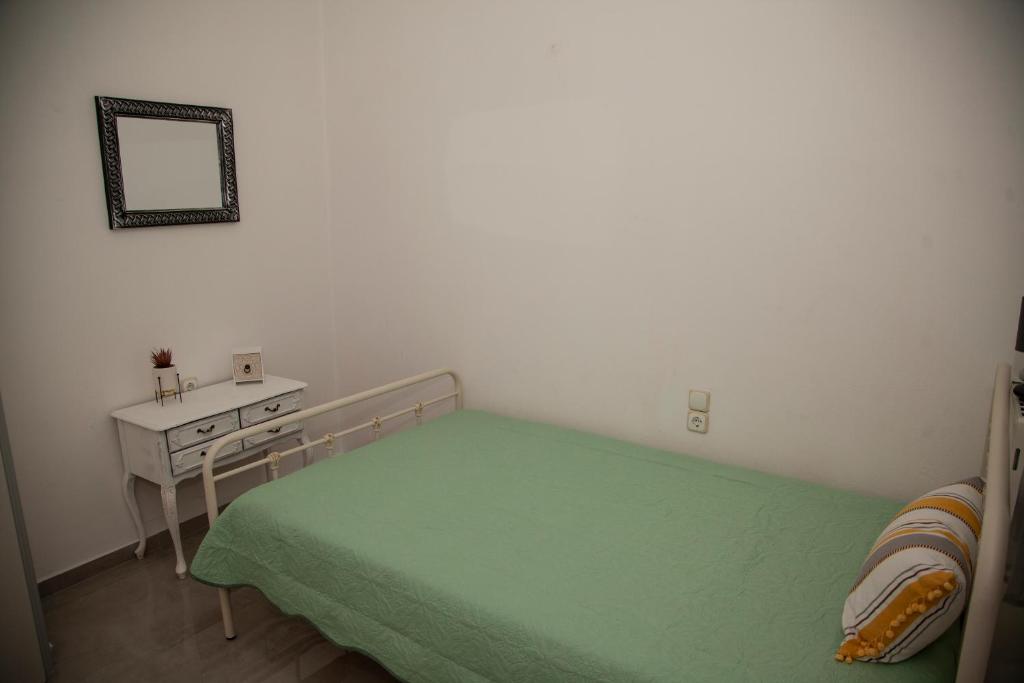 A bed or beds in a room at Meraki Beautiful apartment near the sea