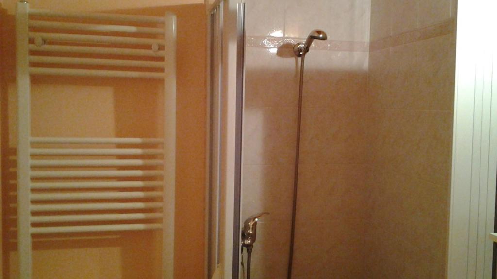 W łazience znajduje się prysznic ze szklanymi drzwiami. w obiekcie Le Vallonee B&B w mieście Aradeo