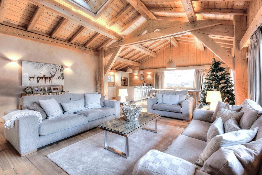 uma sala de estar com sofás e uma mesa em IMMOBILIER DE MONTAGNE - LA COLLECTION - CRESPIN em Saint-Gervais-les-Bains
