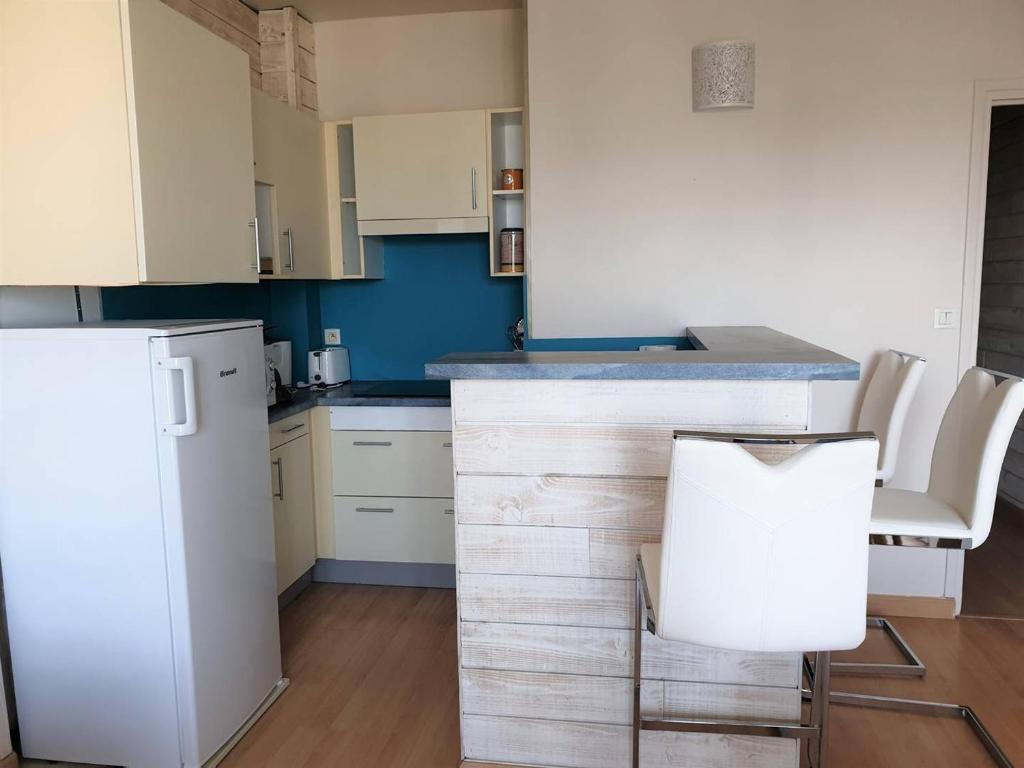 Kuchyňa alebo kuchynka v ubytovaní Appartement rénové centre Perros-Guirec avec balcon proche plage - FR-1-368-347
