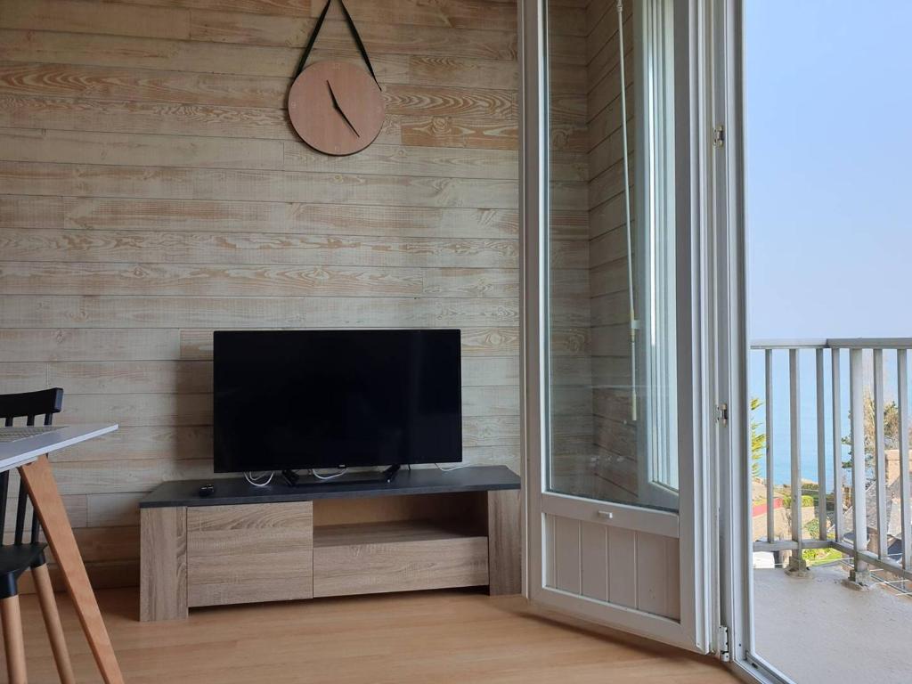 Televízia a/alebo spoločenská miestnosť v ubytovaní Appartement rénové centre Perros-Guirec avec balcon proche plage - FR-1-368-347