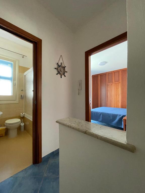 sypialnia z łóżkiem oraz łazienka z blatem w obiekcie NEREA - Appartamento fronte mare w mieście San Vito lo Capo