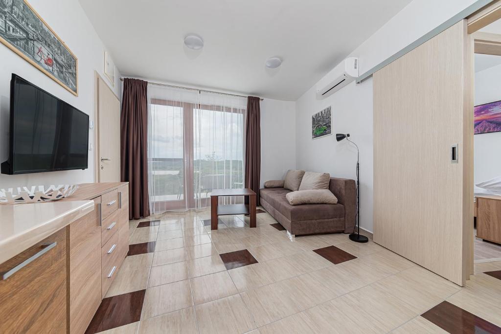 TV a/nebo společenská místnost v ubytování Hérics Apartman