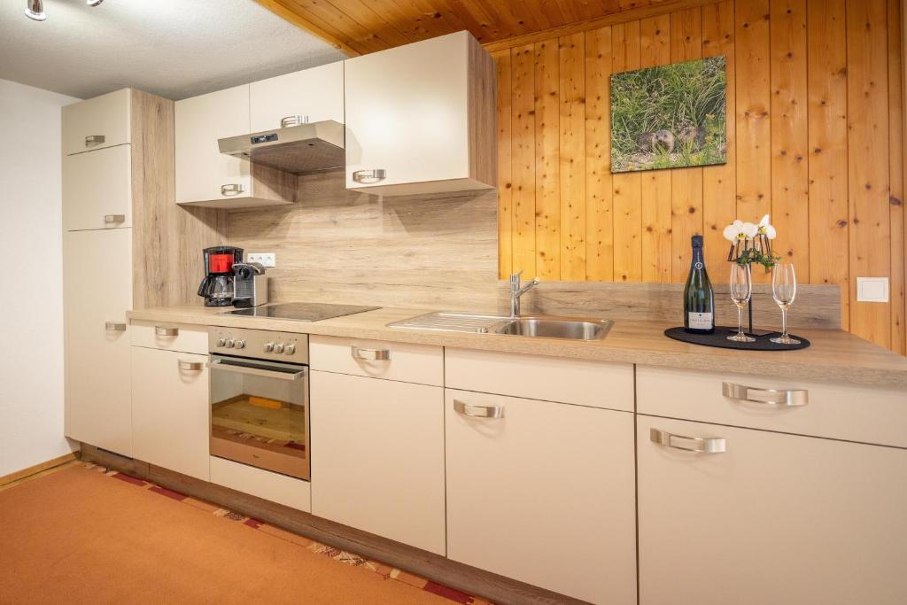 Kuchyň nebo kuchyňský kout v ubytování Haus Amatschon