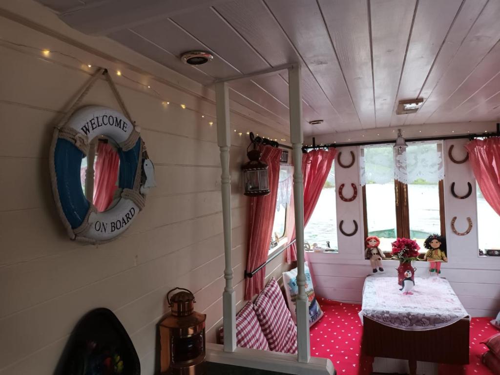 Pretty & cosy boat in stunning valley view Wales