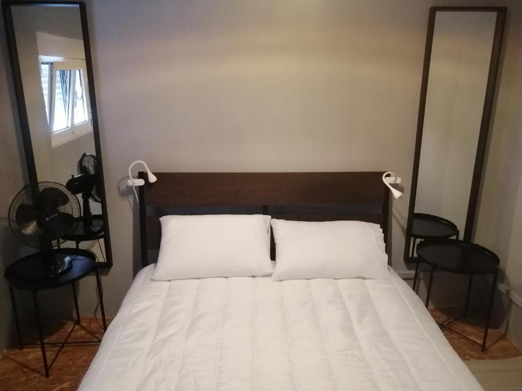 uma cama com duas almofadas brancas num quarto em Duque de conventus em Lisboa