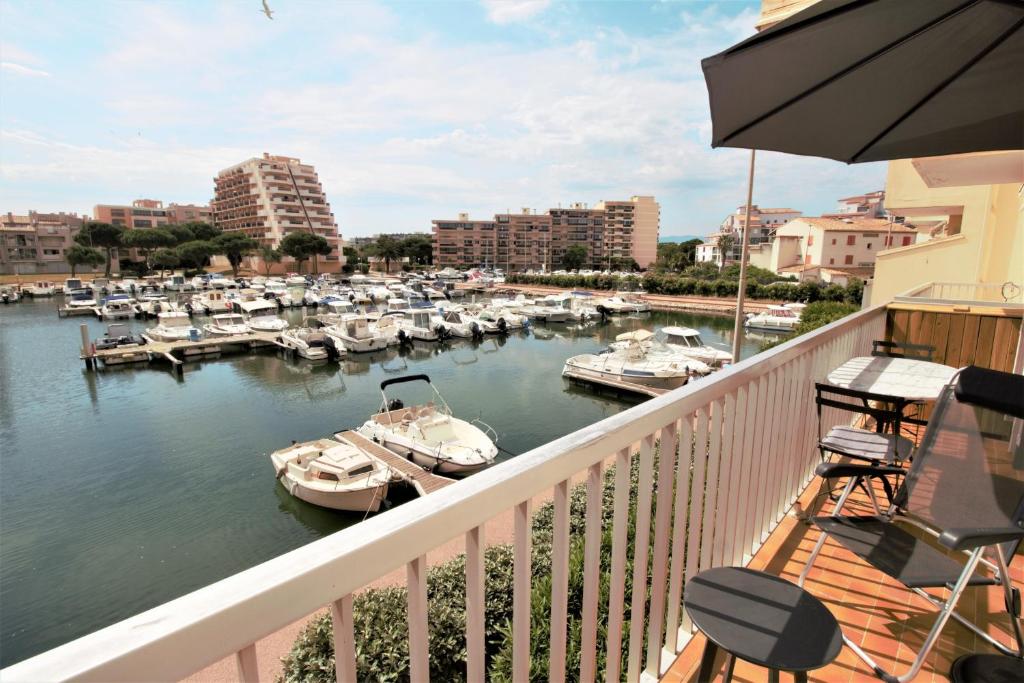 une vue d'une marina avec des bateaux dans l'eau dans l'établissement QUAI12- Appartement T2 vue Marina, à Canet