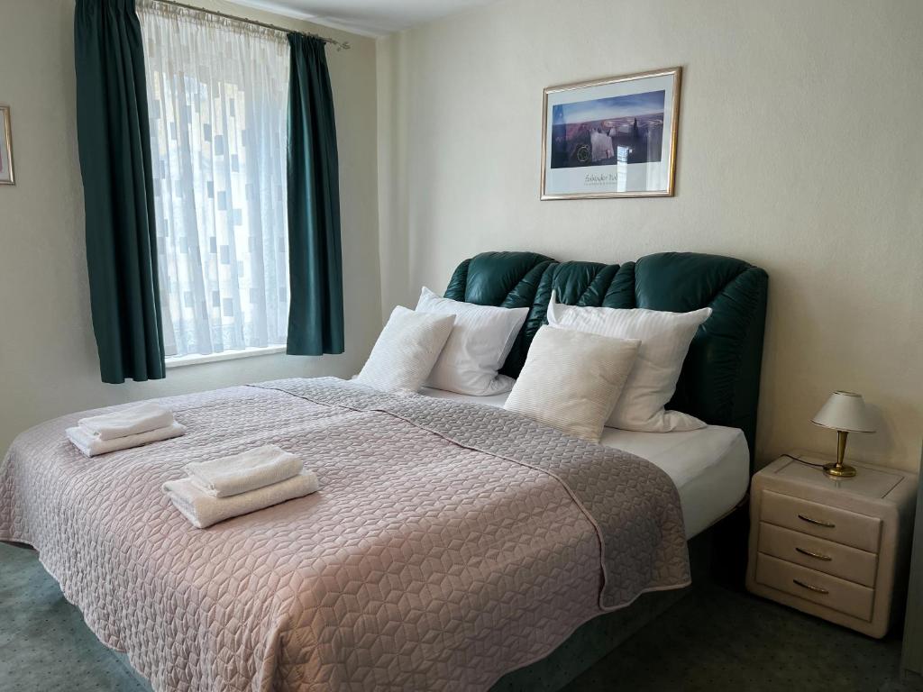Postel nebo postele na pokoji v ubytování Hotel Zur Sonne