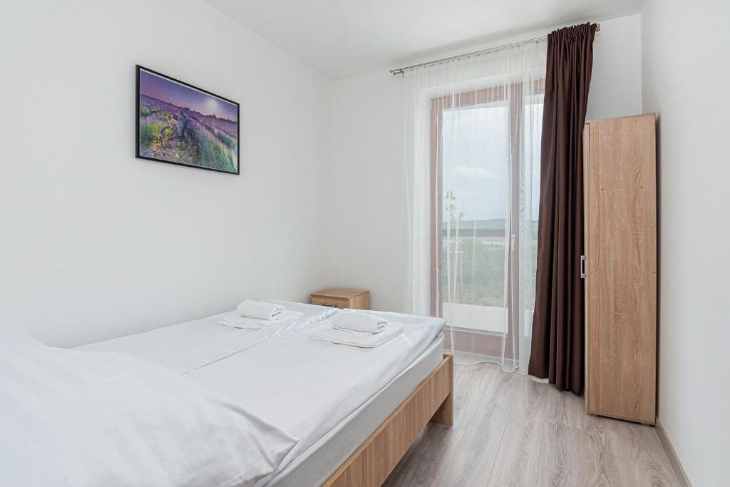 Postel nebo postele na pokoji v ubytování Hérics Apartman