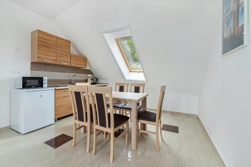 Kuchyň nebo kuchyňský kout v ubytování Hérics Apartman