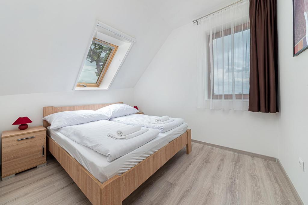 Postel nebo postele na pokoji v ubytování Hérics Apartman