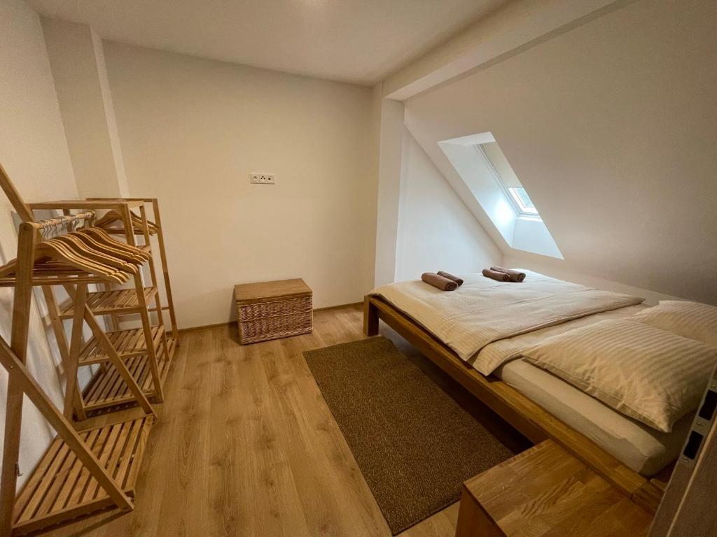 Un dormitorio con una cama y una escalera. en Apartmány B. Němcové, en Česká Skalice