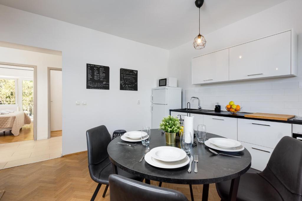 a kitchen and dining room with a table and chairs at Apartment Ana in Vantačići