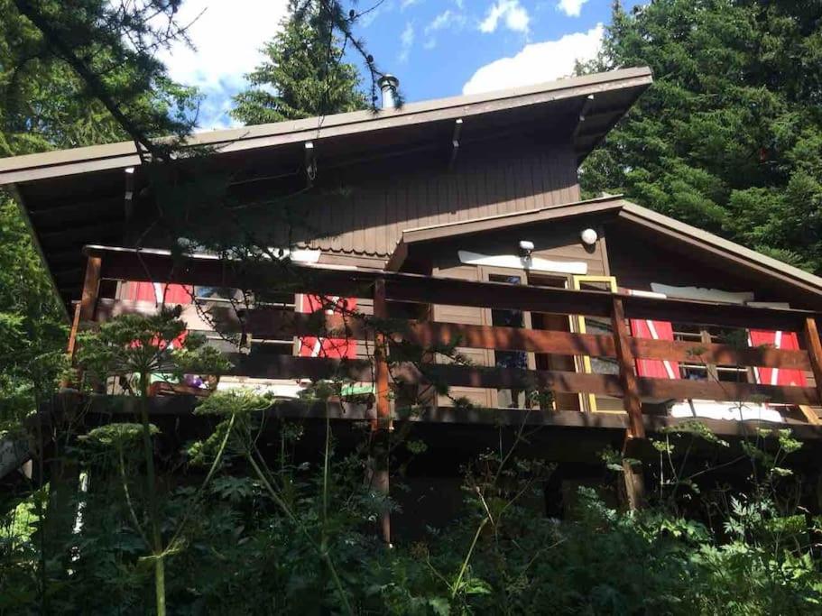 une maison avec un toit en gambrel dans l'établissement Chalet Le Blij / Centre Station La Foux, à La Foux