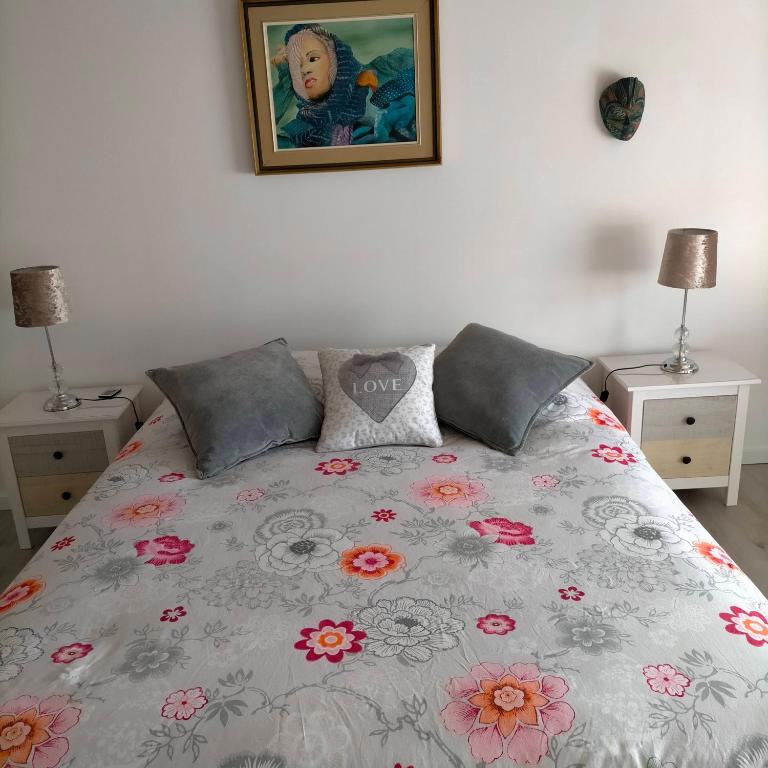 Posteľ alebo postele v izbe v ubytovaní Alaric Lodge: gîte champêtre avec parking privé.