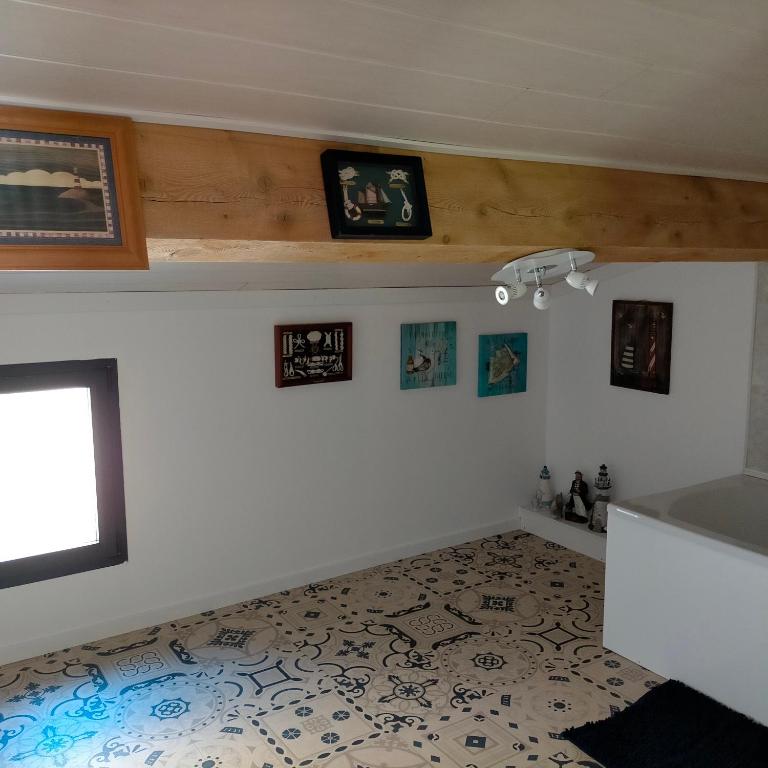 Fotografia z galérie ubytovania Alaric Lodge: gîte champêtre avec parking privé. v destinácii Comigne