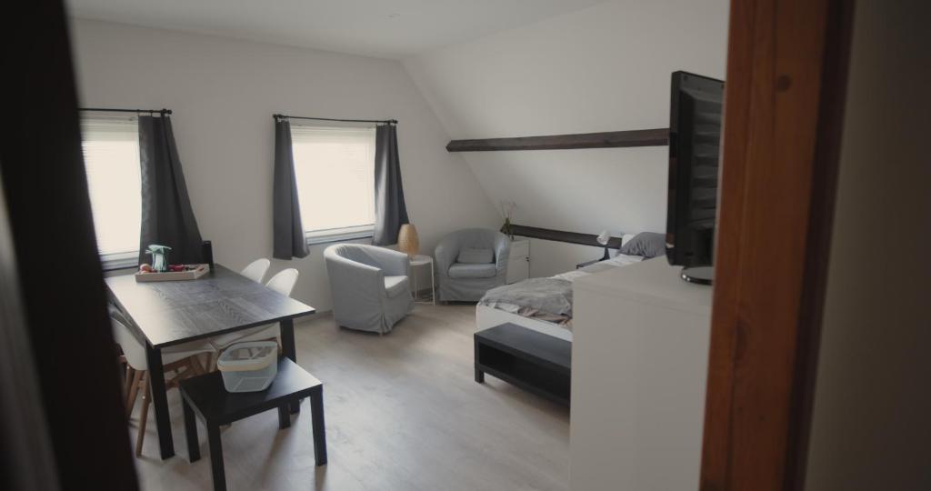 Mały pokój z łóżkiem, biurkiem i biurkiem w obiekcie Berkies w mieście Steenokkerzeel