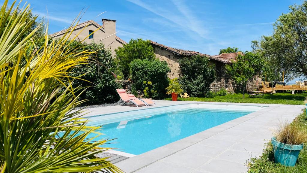 uma piscina em frente a uma casa em Chambres et maison d hôtes A la Placette Albigeoise tout près d Albi em Villefranche-dʼAlbigeois