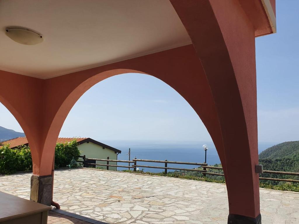 vistas al océano desde el balcón de una casa en Cà Zelinda House Holiday, en Moneglia