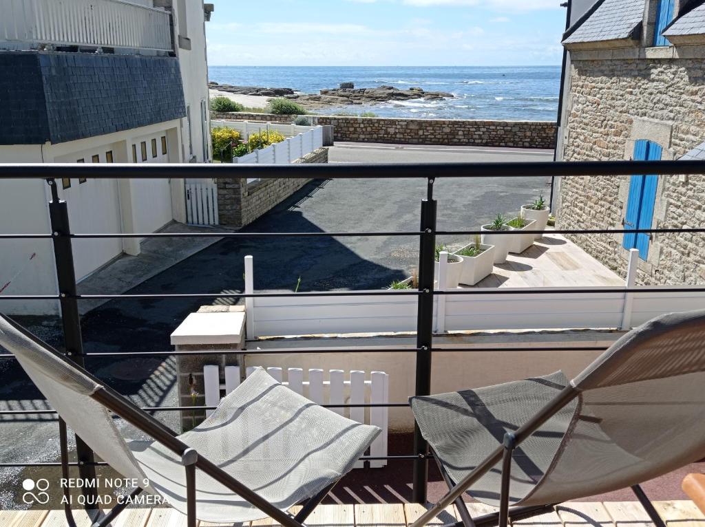 Maison de vacances / Gîte A trente mètres de la plage, maison avec terrasse  face à la mer , Tréffiagat, France . Réservez votre hôtel dès maintenant !  - Booking.com