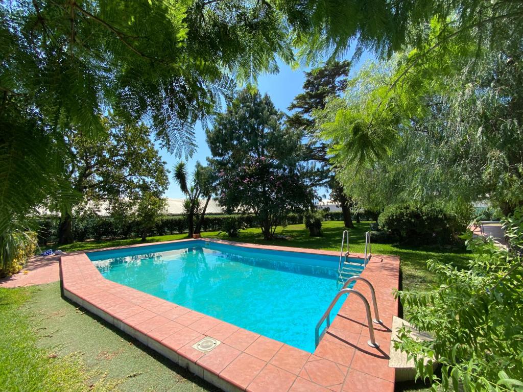 uma piscina num quintal com árvores em Tenuta Fasanarella em Battipaglia