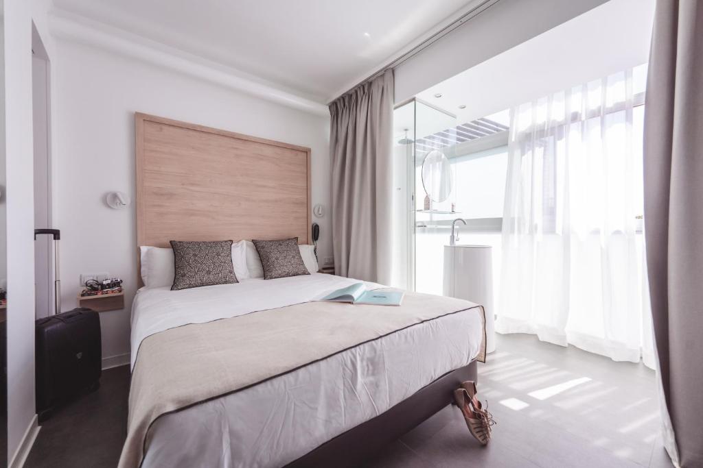 sypialnia z dużym łóżkiem i dużym oknem w obiekcie Casa Lit Barcelona by Ona w Barcelonie
