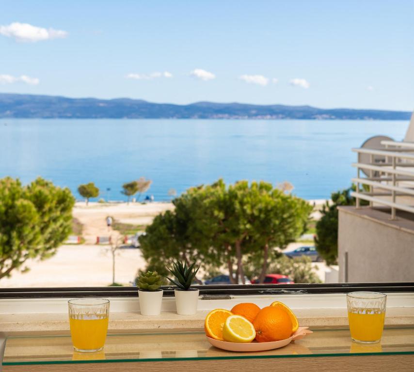 un tavolo con arance e bicchieri di succo d'arancia su un balcone di Spalato Imperium II a Spalato (Split)