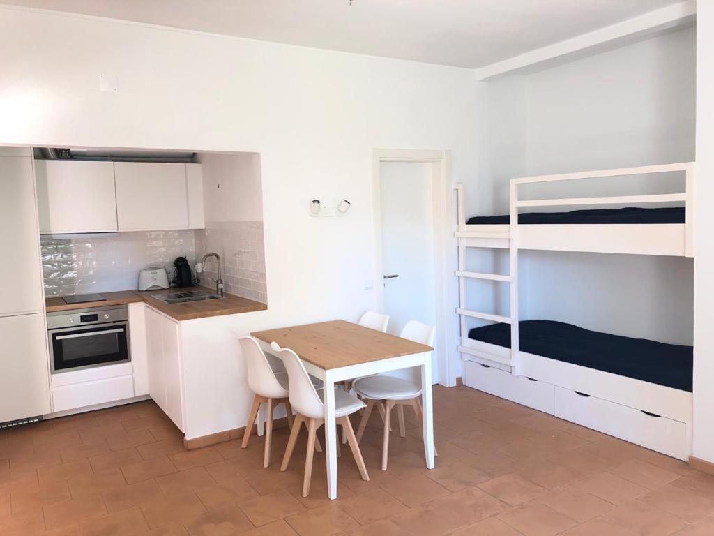 聖盧西亞的住宿－Pedras d'el Rei, T0 renovado，厨房配有桌椅和一张双层床。