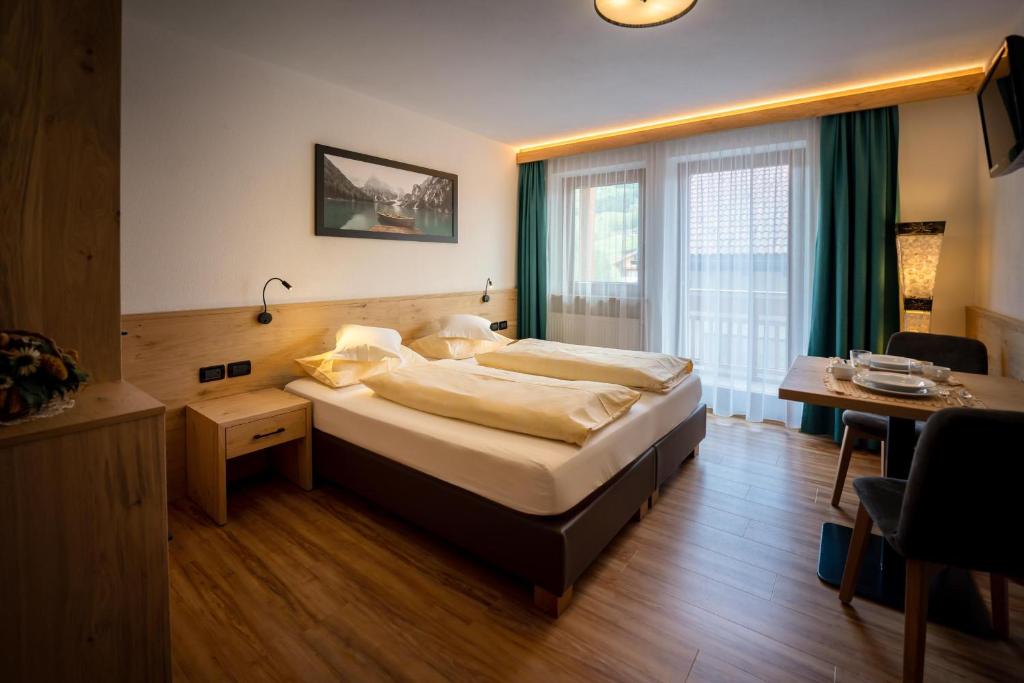 Postel nebo postele na pokoji v ubytování Garnì Lasteis B&B - apartments