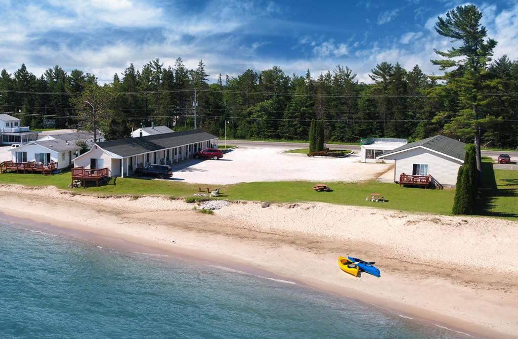 - une vue aérienne sur une maison sur une plage dans l'établissement North Winds Motel, à Mackinaw City