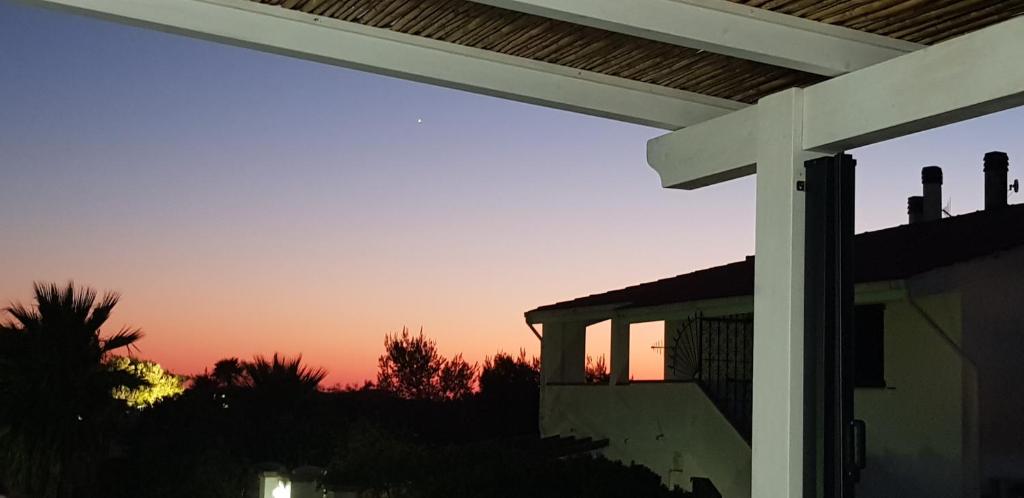 widok na zachód słońca z domu z werandą w obiekcie Piero's Apartment Calasetta w mieście Calasetta