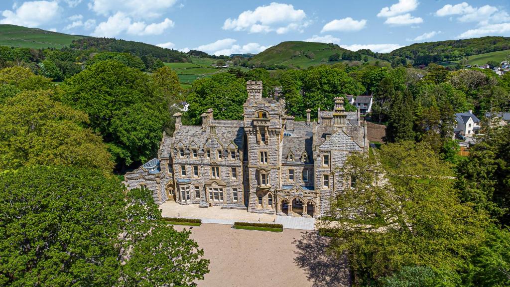 un vecchio castello in mezzo a una foresta di The Mabel Suite Stone Cross Mansion a Ulverston