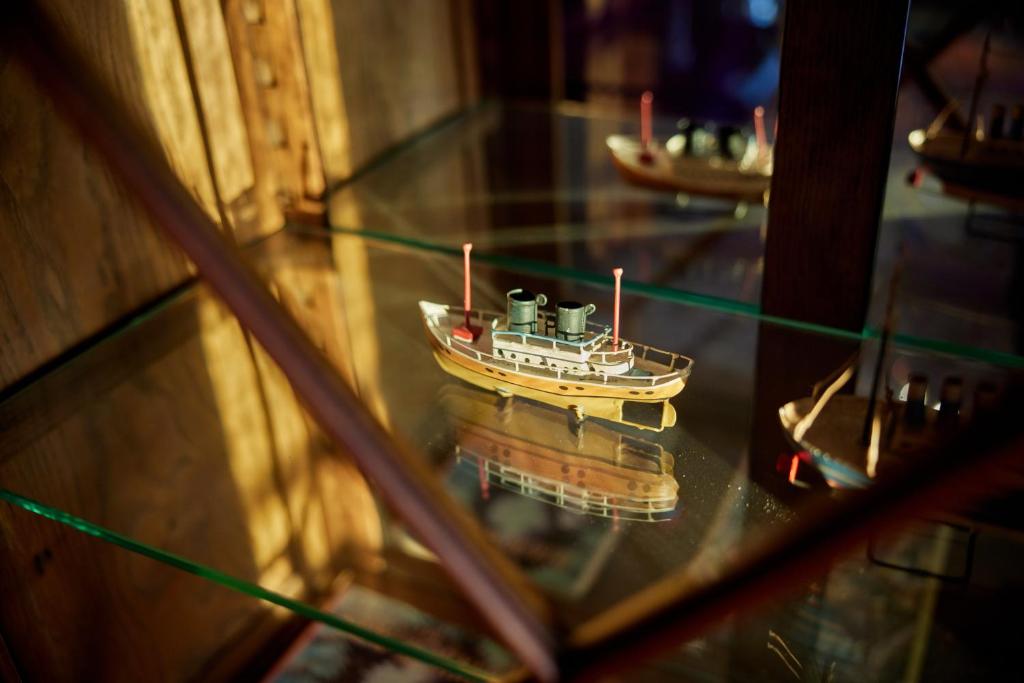 a model of a boat on a glass table at Hotel New York by WestCord in Rotterdam