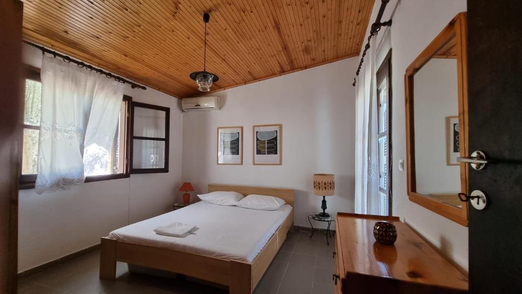 Postel nebo postele na pokoji v ubytování Sophia's cottage