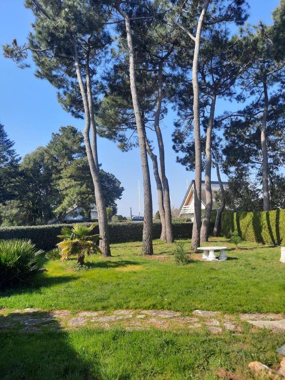 um parque com árvores e uma casa em Les embruns em Saint-Philibert