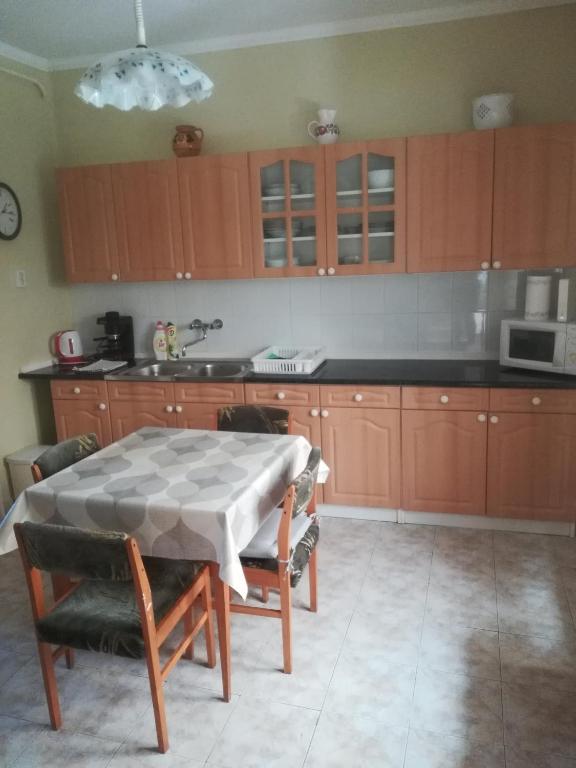 A kitchen or kitchenette at Evelin vendégház