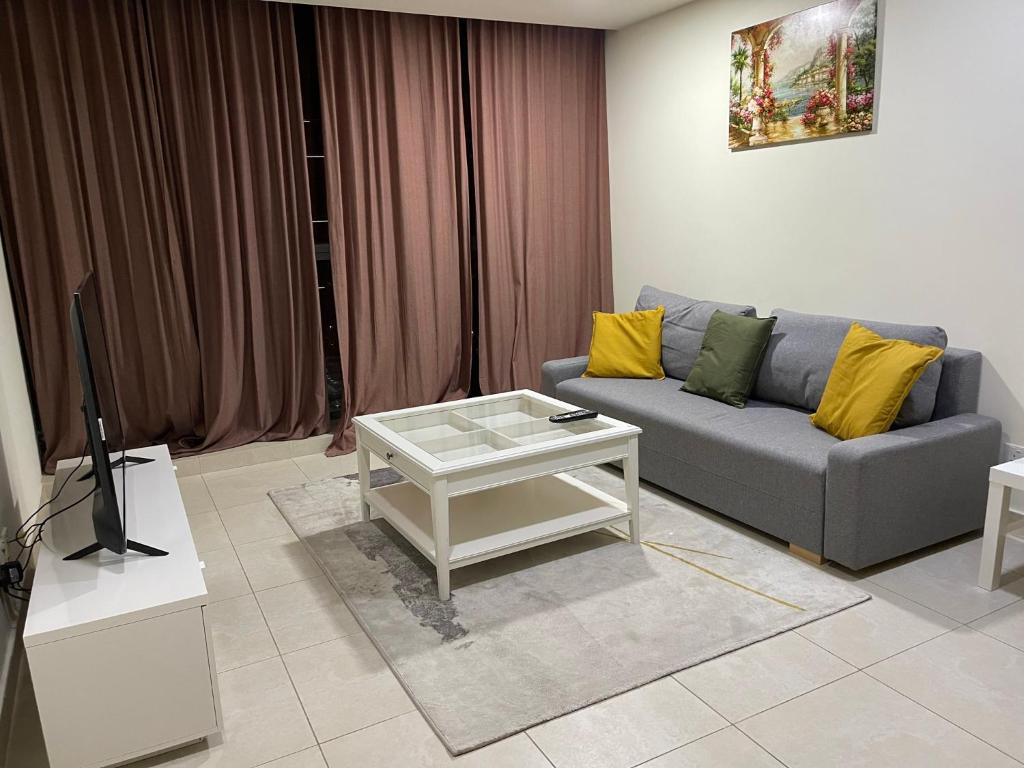 un soggiorno con divano e tavolo di METRO Premium Location Spacious 2 Bedroom Apartment Right Next to the Metro a Dubai