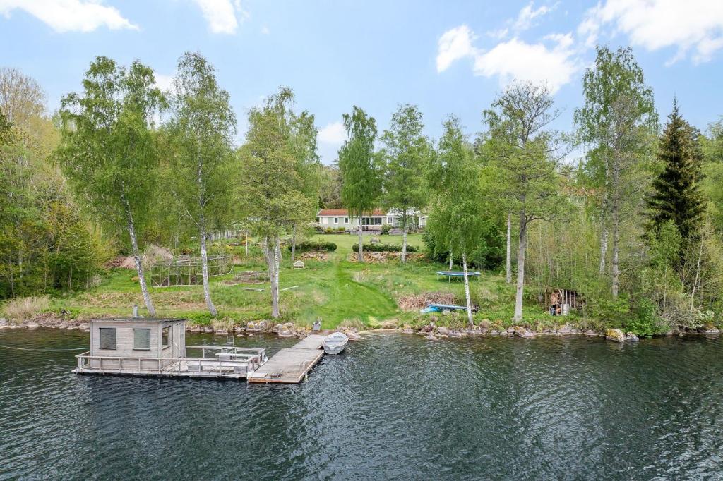 een huis op een dok in het midden van een meer bij Lovely house in Tranas with a wonderful location by the lake Loren in Tranås