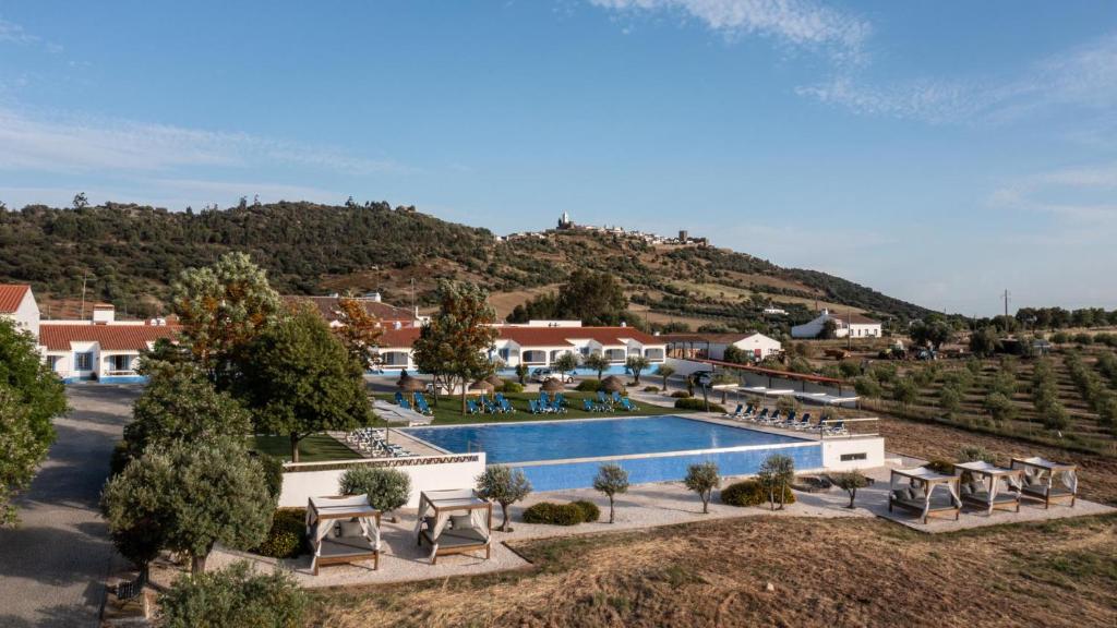 una vista aérea de un complejo con piscina en Vila Planicie, en Monsaraz