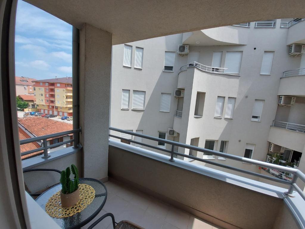 Balkón nebo terasa v ubytování RoyalWings apartman Jagodina