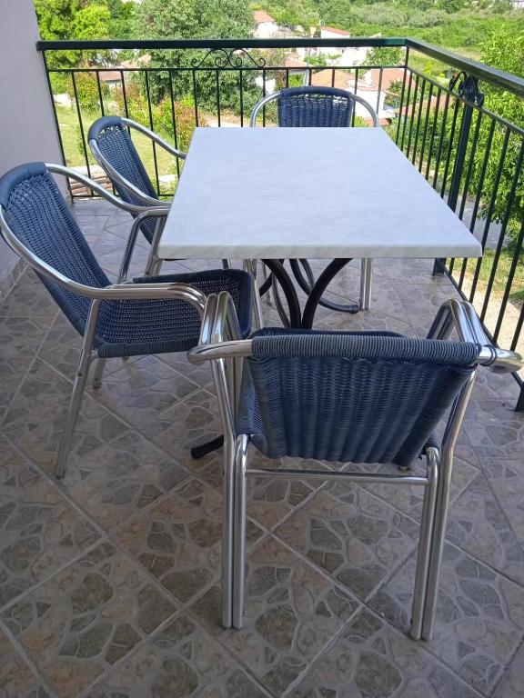 Balkón nebo terasa v ubytování KARAOYLI apartments studios