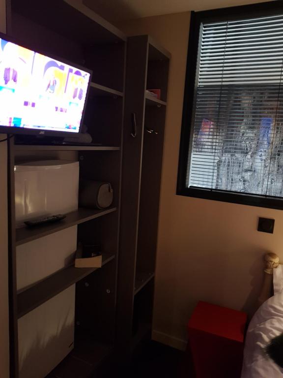 Televízia a/alebo spoločenská miestnosť v ubytovaní 1+1