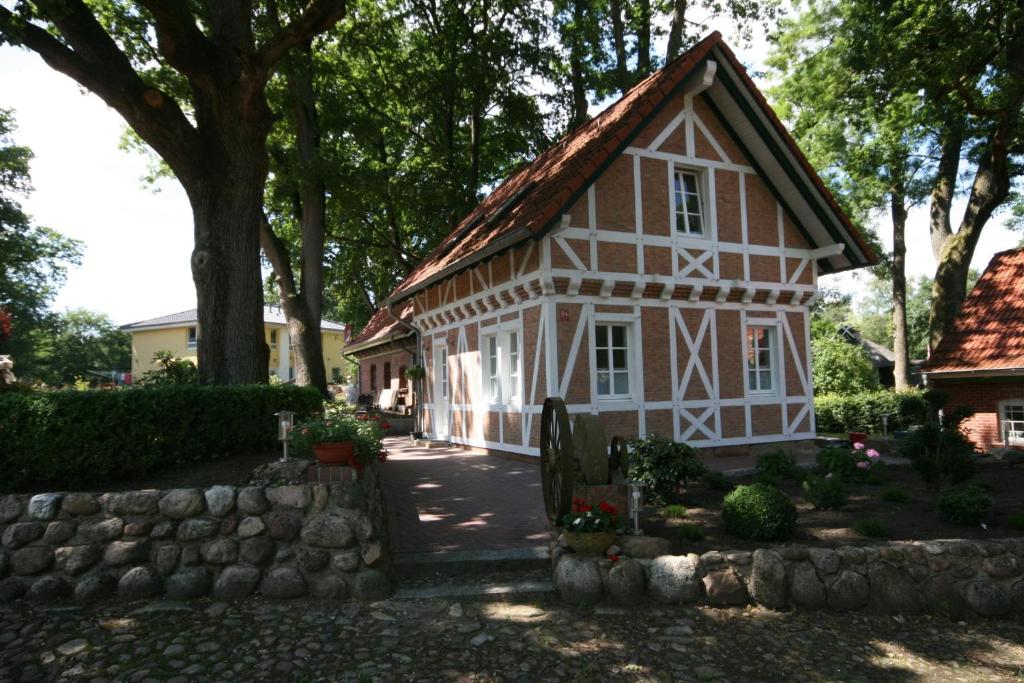 une petite maison avec un toit en carrelage dans l'établissement Ferienhaus Erhorn, mit E-Bike Vermietung, à Buchholz in der Nordheide
