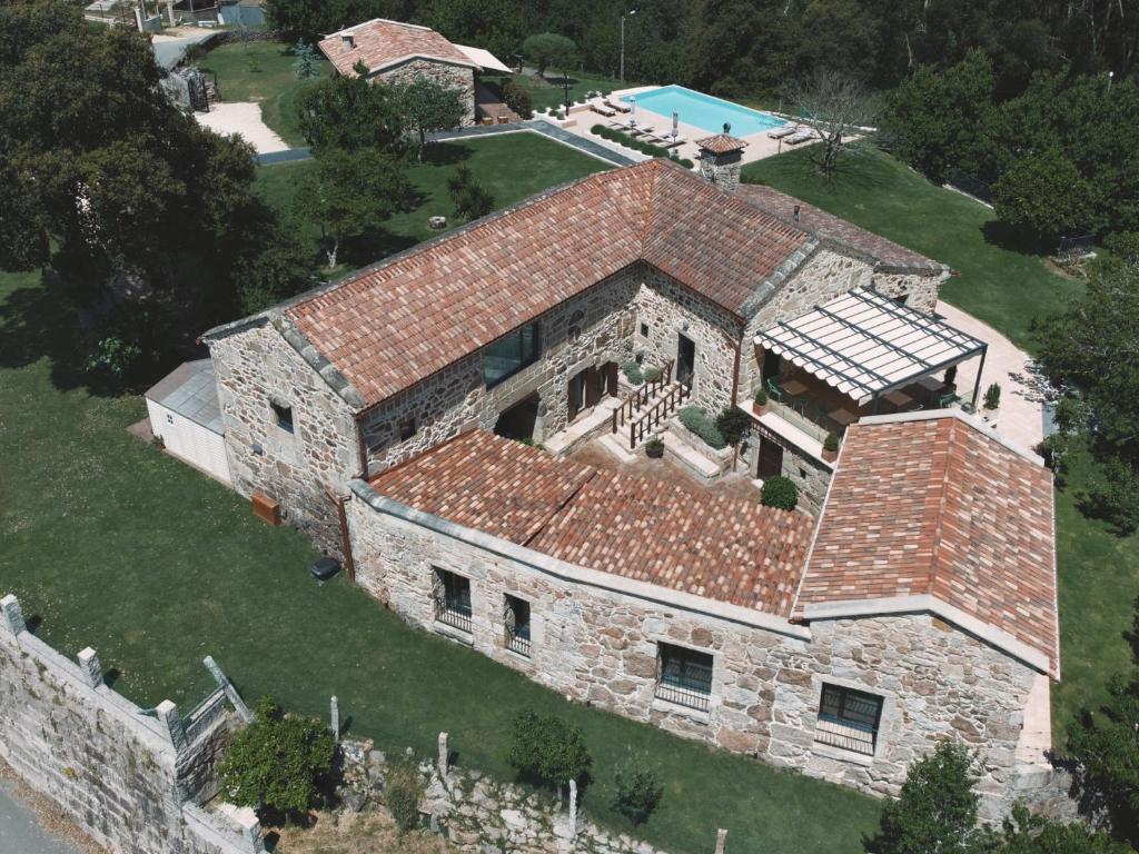 uma vista aérea de uma casa de pedra com um telhado em Casa Rural El Abuelo de Arcos - Only Adults em Meis