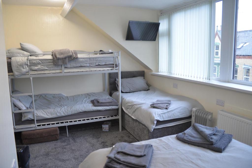 Pokój z 2 łóżkami piętrowymi i oknem w obiekcie Windmill Guest House w mieście Bridlington