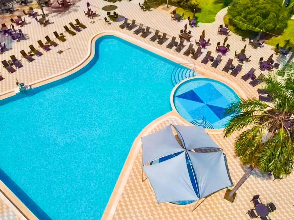 una vista aérea de una piscina en un complejo en Grand Carimã Resort & Convention Center, en Foz do Iguaçu