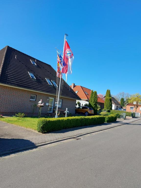 Duas bandeiras americanas num poste em frente a uma casa. em Storchennest em Burg