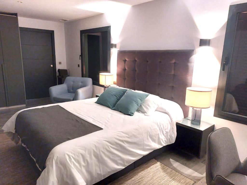 Postel nebo postele na pokoji v ubytování Plasencia Plaza Mayor Luxury