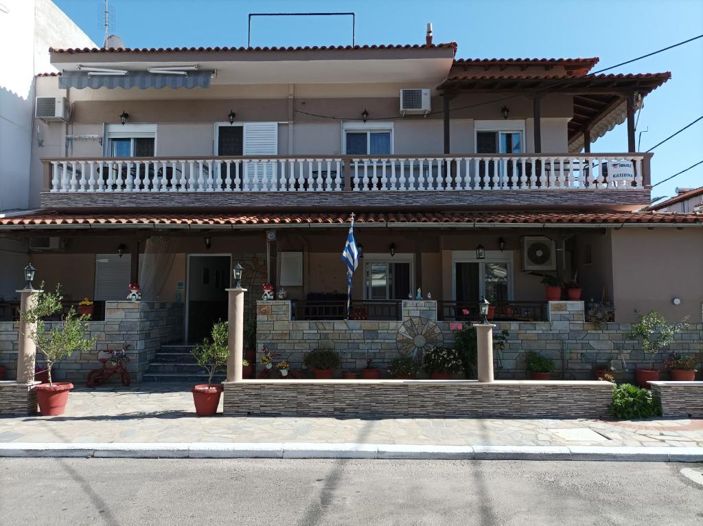 uma casa grande com uma varanda em cima em Black Rose em Sarti